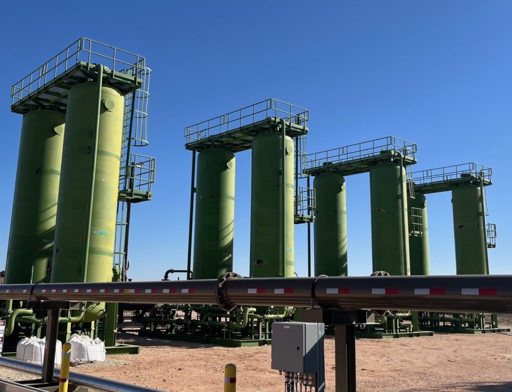 Tanques de eliminación de H2S en planta petrolera para soluciones sostenibles. Proceso industrial para reducir el sulfuro de hidrógeno en petróleo.