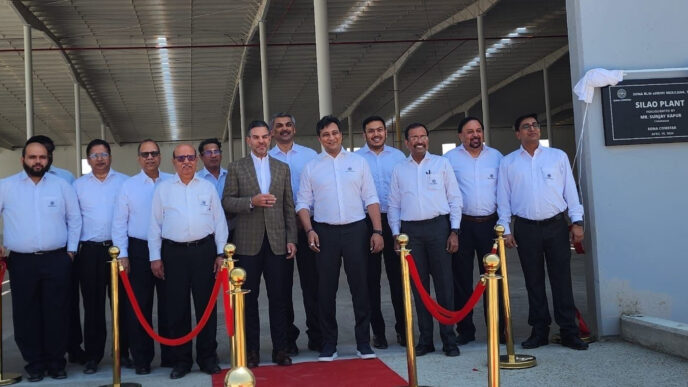 Grupo de personas en la inauguración de la nueva planta industrial de Sona Comstar en Guanajuato, un evento significativo para la compañía.