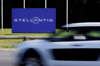 Anuncio de Stellantis, reflejando su inversión en 360Energy. Imagen corporativa con coche en movimiento, representando dinamismo y avance estratégico.