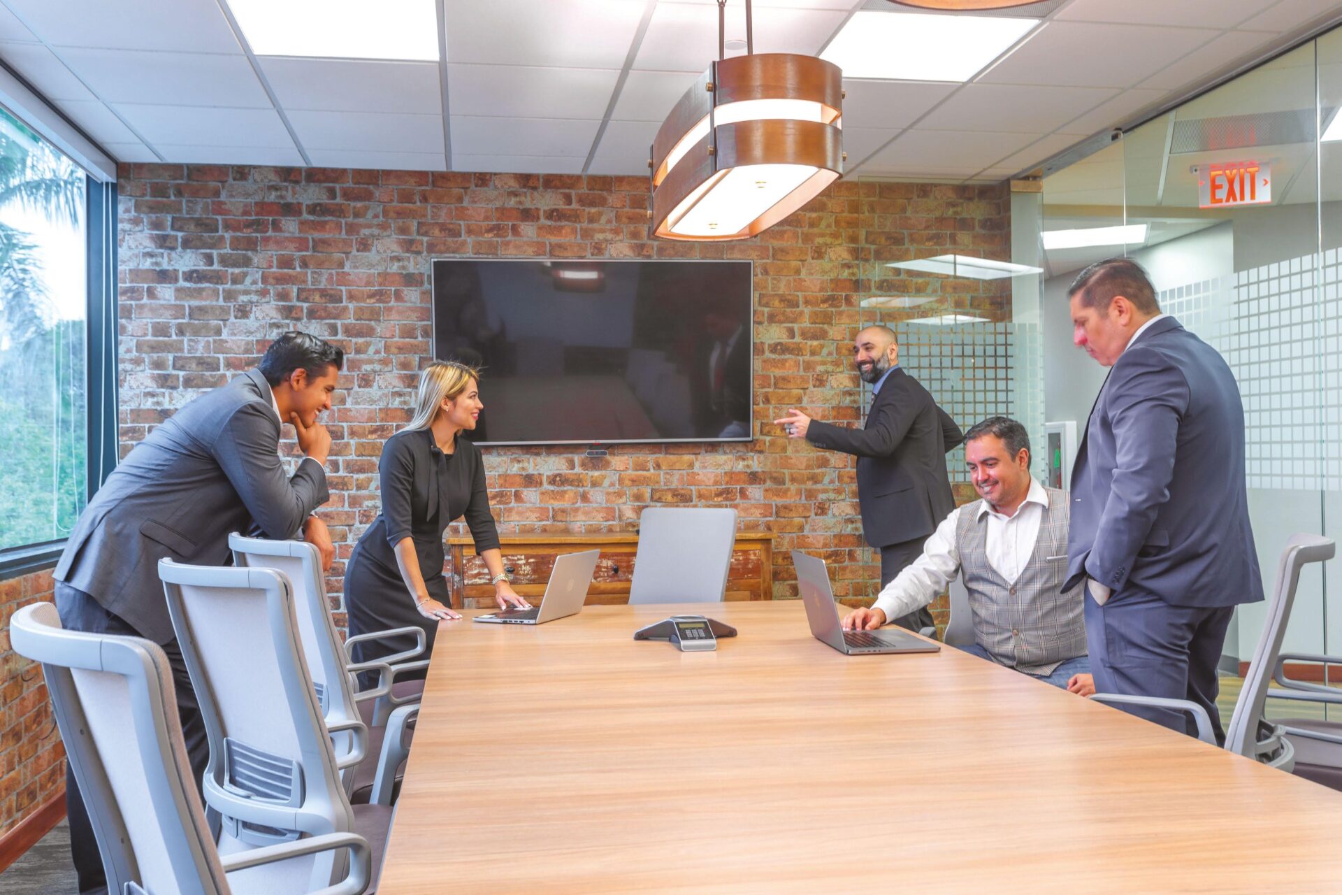 Venue/architecture.

Equipo en reunión durante Inmobiliare Summits, evento de real estate en México. El equipo colabora en la mesa, con laptops.