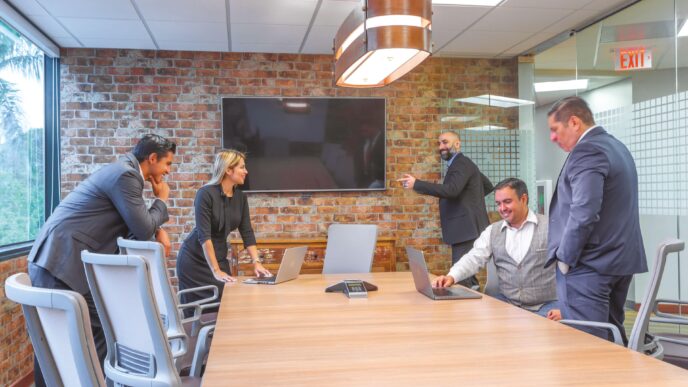 Venue/architecture.

Equipo en reunión durante Inmobiliare Summits, evento de real estate en México. El equipo colabora en la mesa, con laptops.