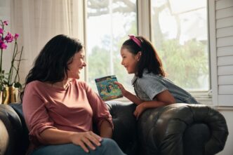 speakers/headshot

Madre e hija sonriendo, sentadas en un sofá, mientras la niña muestra un libro. Suburbia y Despegar impulsan viajes en México.