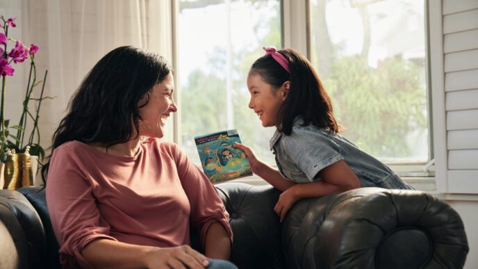 speakers/headshot

Madre e hija sonriendo, sentadas en un sofá, mientras la niña muestra un libro. Suburbia y Despegar impulsan viajes en México.