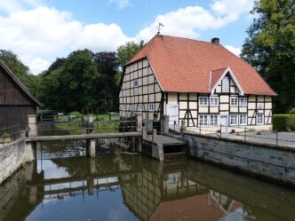 Antigua casa de entramado con molino de agua, reflejando eficiencia energética. Sumitomo SHI FW impulsa soluciones en Eslovaquia.