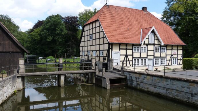 Antigua casa de entramado con molino de agua, reflejando eficiencia energética. Sumitomo SHI FW impulsa soluciones en Eslovaquia.