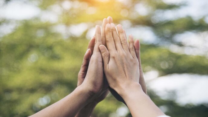 networking/expo
Manos unidas celebrando un acuerdo en Inmobiliare Summits. Equipo de real estate colaborando en conferencia en México, LATAM.