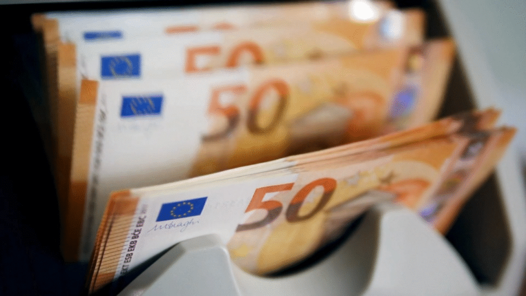 Finanzas en Tailor Retail Makers: billetes de 50 euros en primer plano. Ganancias de 11 millones de euros en 2023. Inmobiliare Summits.