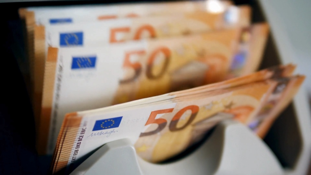 Finanzas en Tailor Retail Makers: billetes de 50 euros en primer plano. Ganancias de 11 millones de euros en 2023. Inmobiliare Summits.