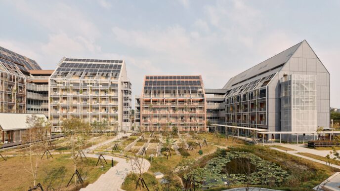 Venue arquitectónico moderno en LATAM. Diseño innovador con paneles solares. Edificios y jardines para eventos Inmobiliare Summits.