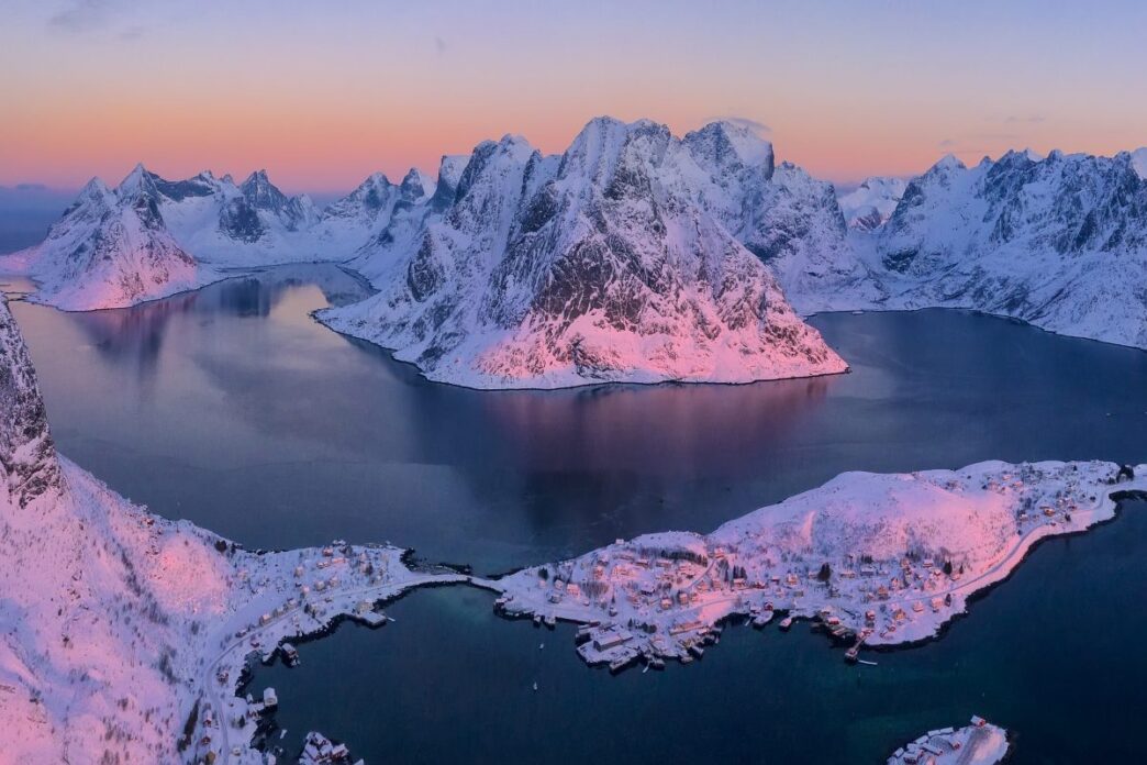 venue/architecture
Vista aérea de montañas nevadas y un pueblo costero. Paisaje de destino para Inmobiliare Summits.