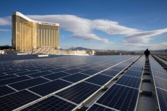 Paneles solares en la azotea del Mandalay Bay, un ejemplo de tecnología para la sostenibilidad inmobiliaria en California. Energía limpia y renovable.