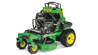 Primer plano de cortacésped John Deere, verde y amarillo. Tecnología de camiones limpios para impulso verde en real estate.