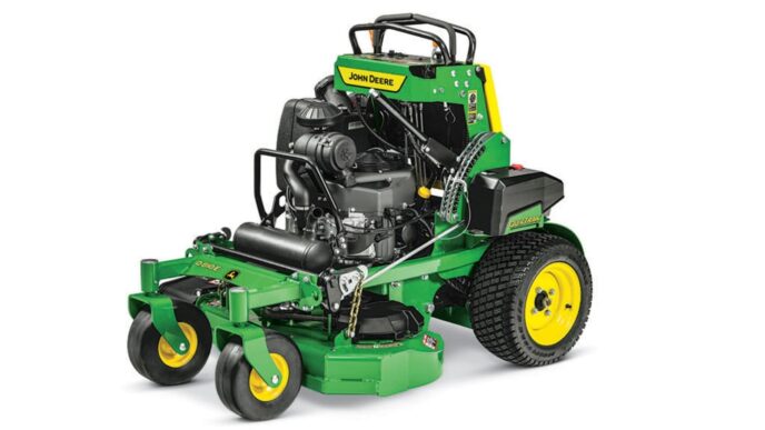 Primer plano de cortacésped John Deere, verde y amarillo. Tecnología de camiones limpios para impulso verde en real estate.