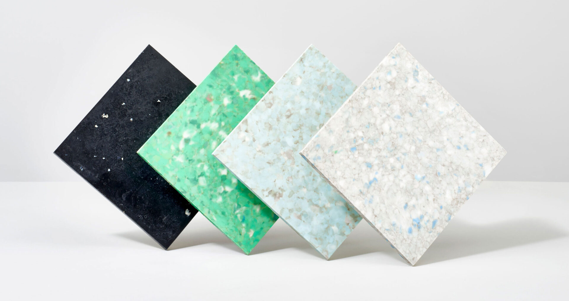 Muestra de tejas ecológicas: Innovación en materiales de construcción sostenibles para reducir emisiones. Tejas de diversos colores y texturas.