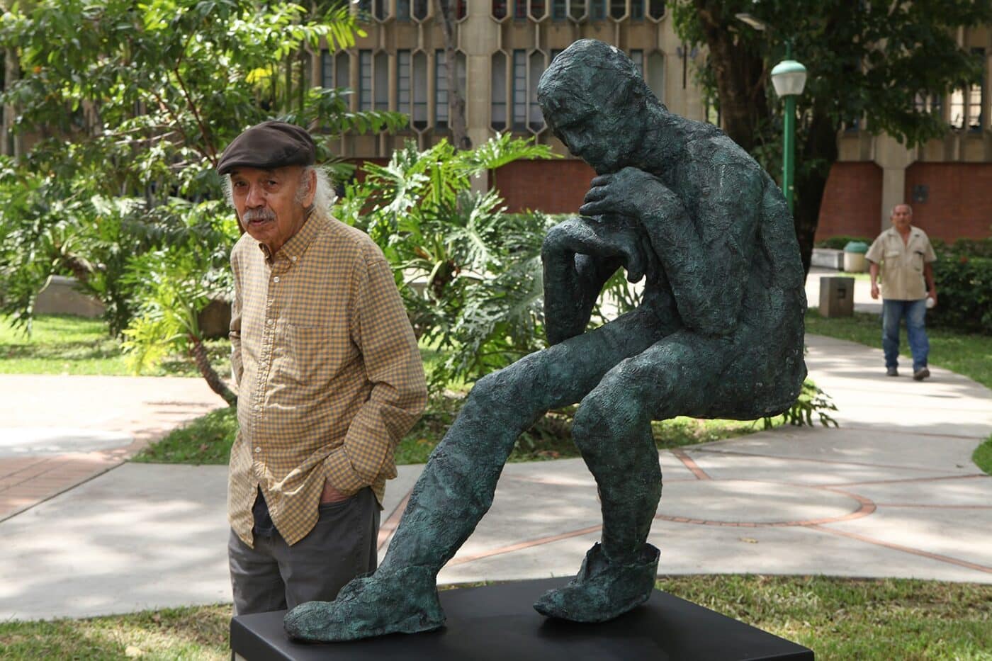 venue/architecture

Escultura en el Museo de Tamaulipas, México. Un hombre observa la obra de arte. Promoción de la ciudad y su cultura en Inmobiliare Summits.