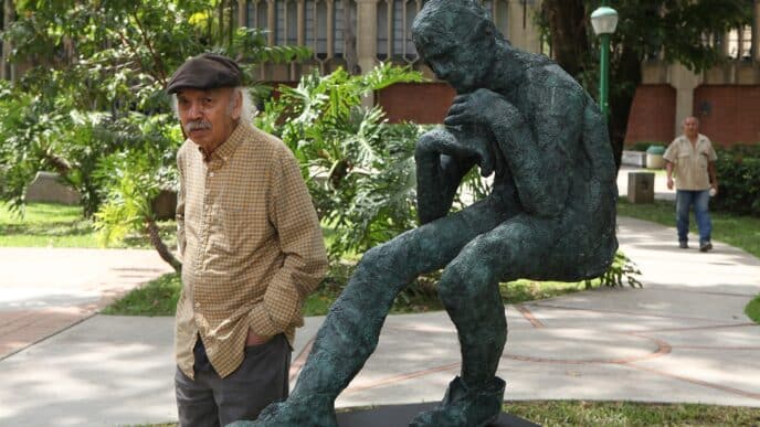 venue/architecture

Escultura en el Museo de Tamaulipas, México. Un hombre observa la obra de arte. Promoción de la ciudad y su cultura en Inmobiliare Summits.