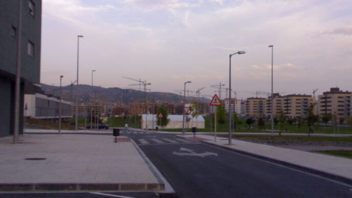 Imagen de Terra Regia, macroproyecto urbano con edificios y grúas al fondo. Muestra la planificación y desarrollo de esta exitosa ciudad moderna.