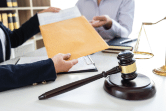 Legalización de documentos en Jornada Notarial 2023. Abogados revisando contrato de real estate. Mantén tus documentos de vivienda al día.