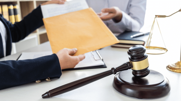 Legalización de documentos en Jornada Notarial 2023. Abogados revisando contrato de real estate. Mantén tus documentos de vivienda al día.