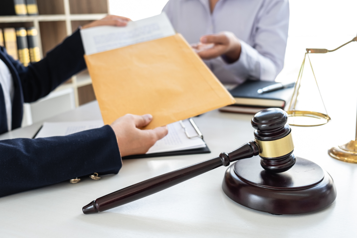 Legalización de documentos en Jornada Notarial 2023. Abogados revisando contrato de real estate. Mantén tus documentos de vivienda al día.