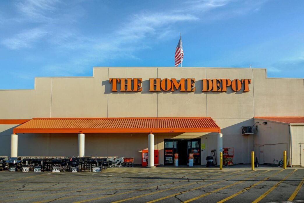 The category is venue/architecture.

Fachada de tienda The Home Depot con bandera de EEUU. Tienda minorista de mejoras para el hogar y construcción.