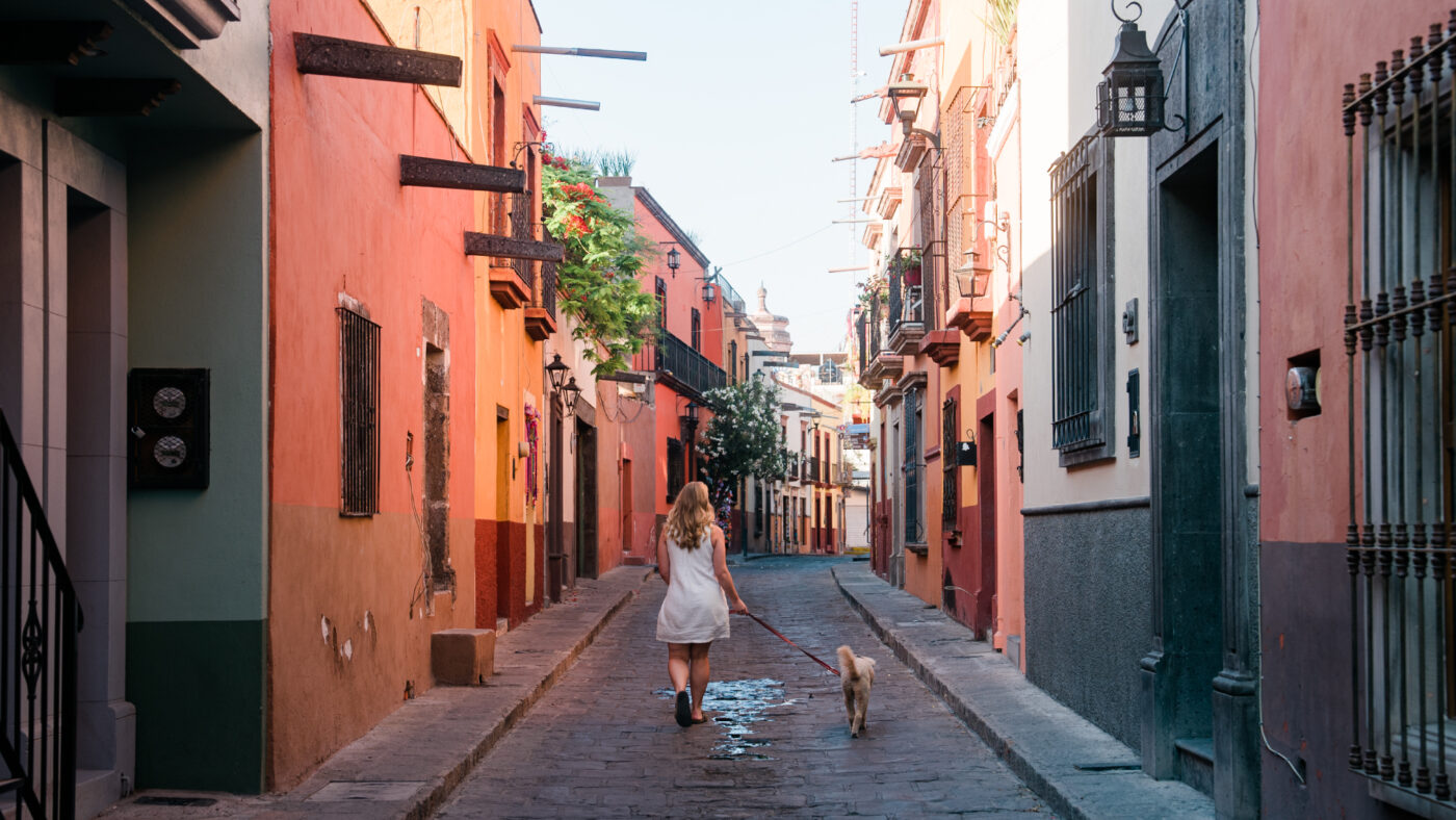 city/destination
Calle pintoresca en México. Arquitectura colorida en San Miguel de Allende, destino turístico popular. Inmobiliare Summits LATAM.