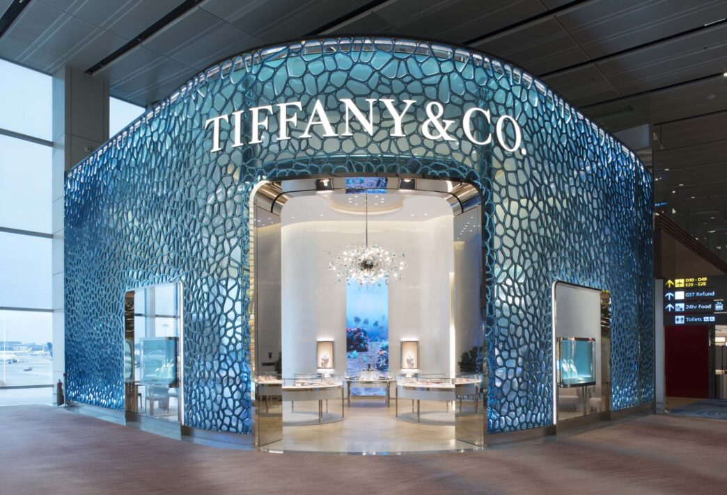 Venue/architecture.
Fachada de Tiffany & Co. en Singapur, con diseño inspirado en corales. Diseño arquitectónico único para la tienda de real estate.