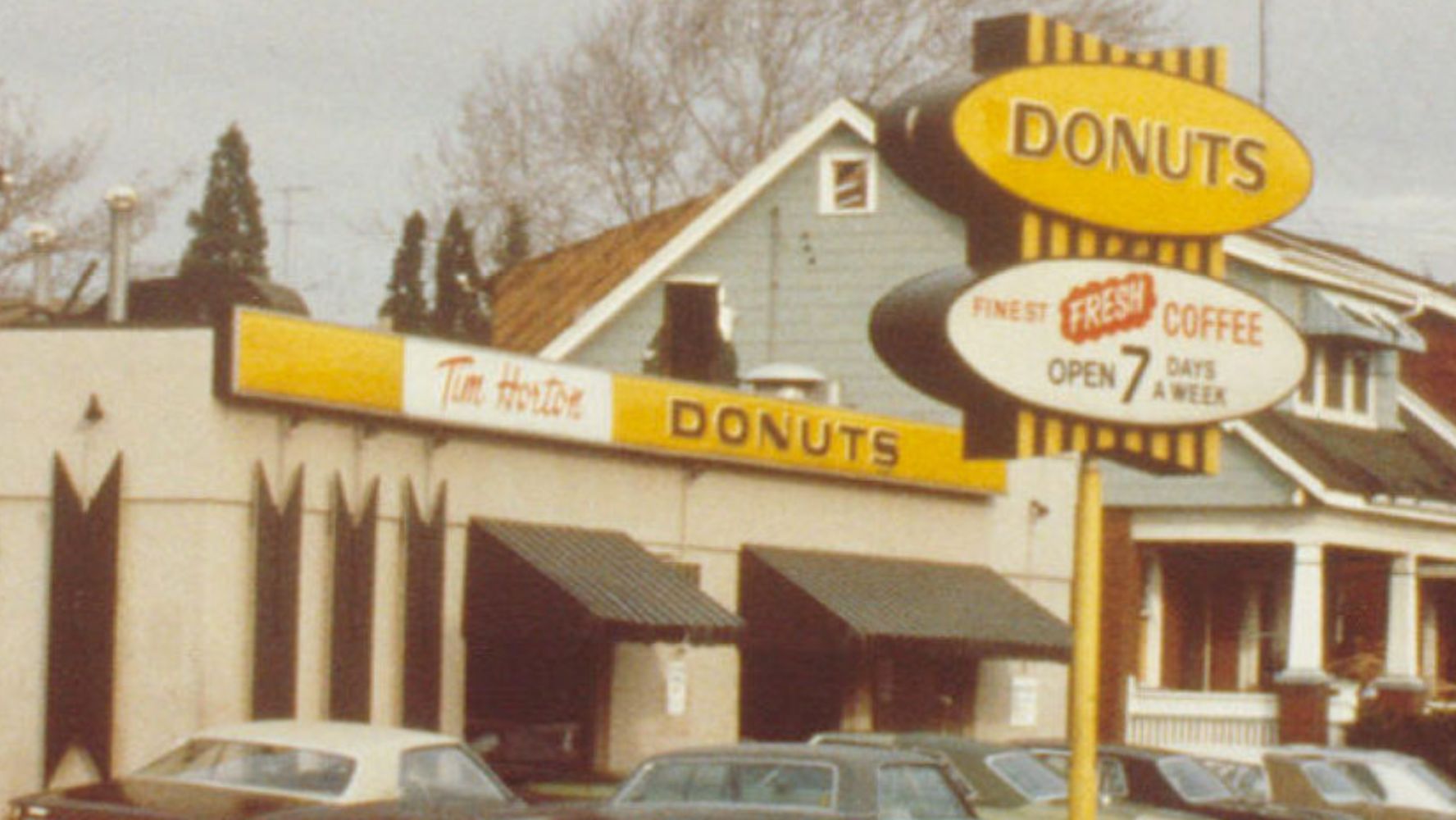 venue/architecture
Tim Hortons anuncia su primera cafetería en CDMX. Fachada vintage de Tim Hortons con letreros de Donuts y Coffee. Apertura en México.