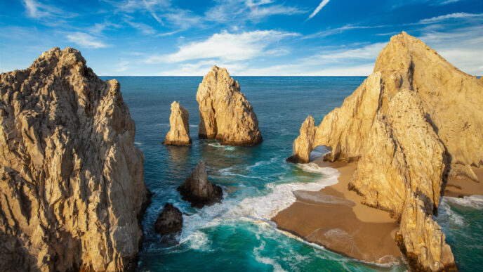 Paisaje marino de Los Cabos, Baja California Sur. El Arco, formaciones rocosas y playa, un destino popular para el turismo de aventura.