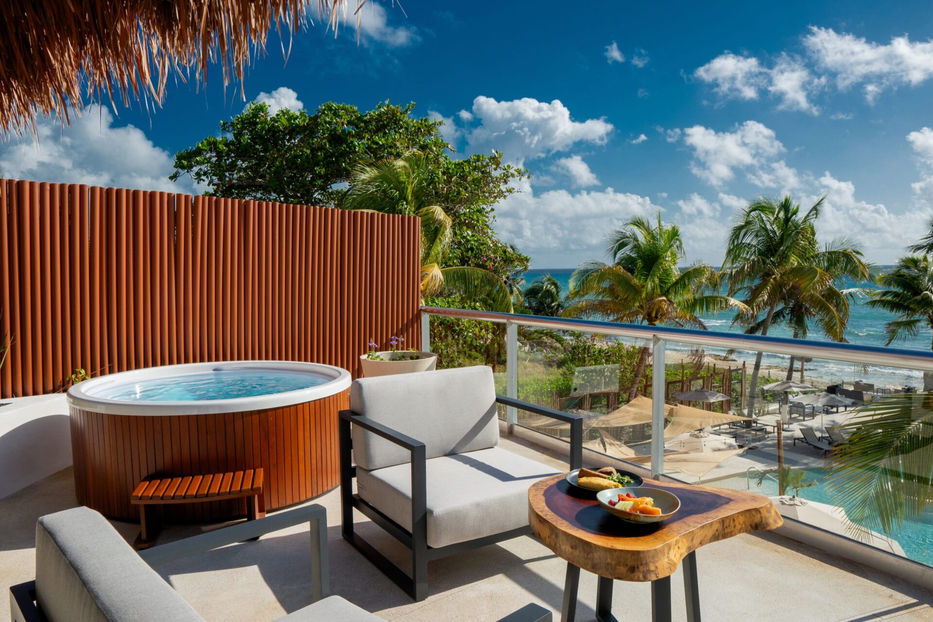 venue/architecture
Balcón con jacuzzi y vista al mar Caribe, un espacio de relajación en Inmobiliare Summits, evento de real estate en la ciudad. México, LATAM.