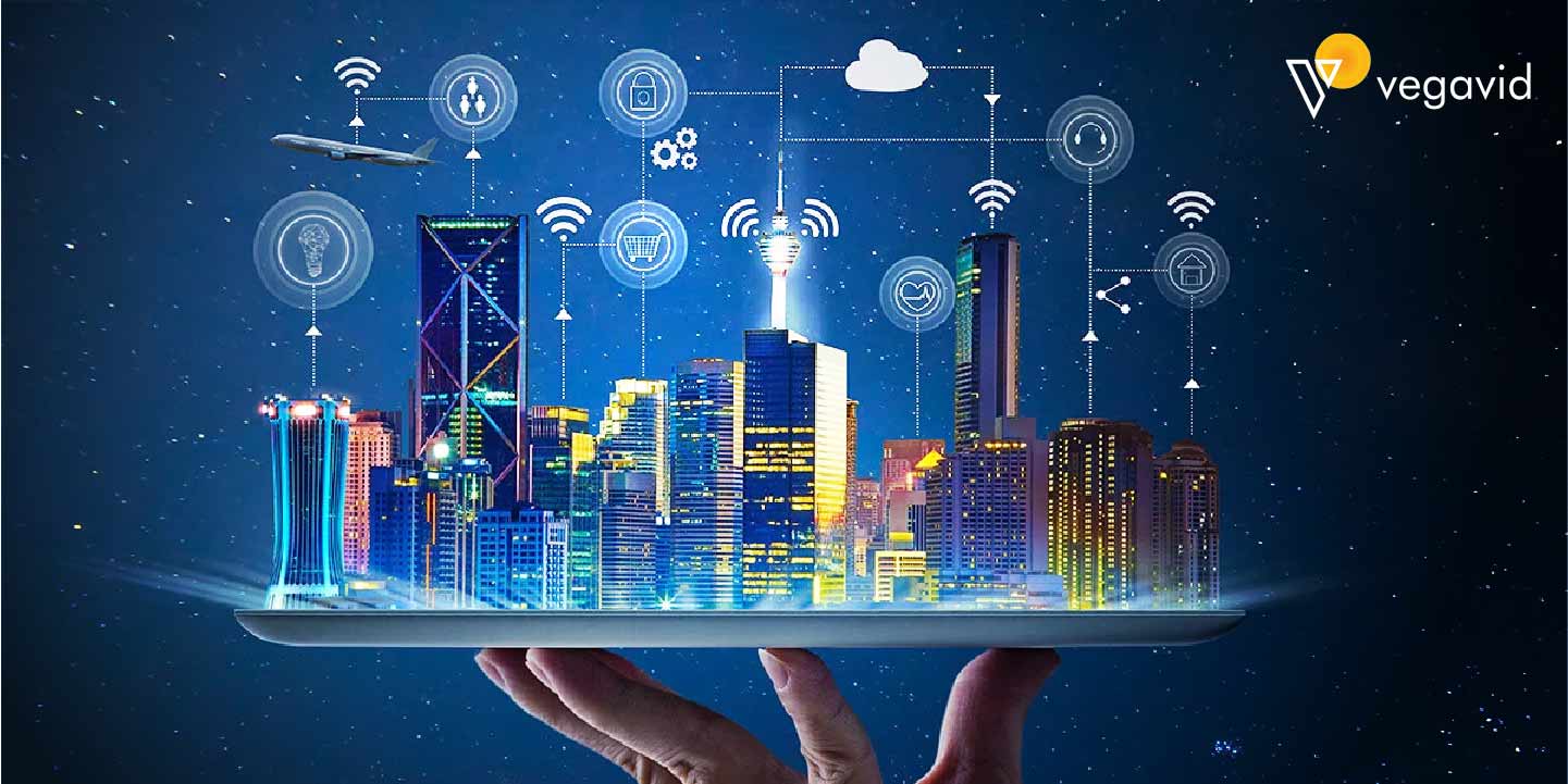 Sponsors/branding.

Ciudad futurista con edificios iluminados y el logo de Vegavid. Solución tecnológica para el sector inmobiliario. Inmobiliare Summits, LATAM.