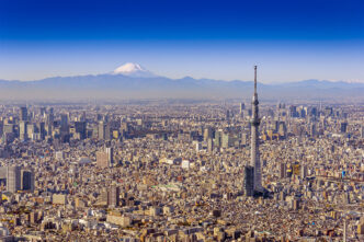 Vista aérea de Tokio, Japón, la ciudad más poblada del mundo en 2024. Se destaca el monte Fuji y la torre Tokyo Skytree en un día soleado.