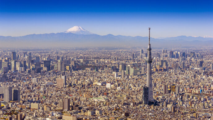 Vista aérea de Tokio, Japón, la ciudad más poblada del mundo en 2024. Se destaca el monte Fuji y la torre Tokyo Skytree en un día soleado.