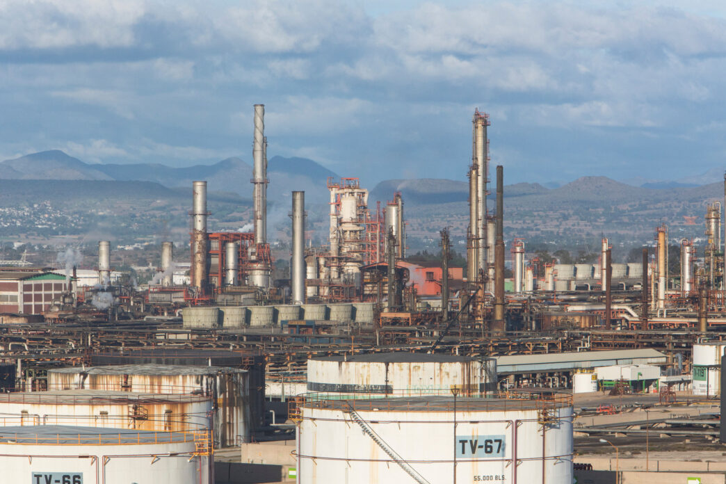 venue/architecture

Vista aérea de una refinería en México, con tanques y chimeneas. Proyectos industriales en Inmobiliare Summits, sector real estate LATAM.
