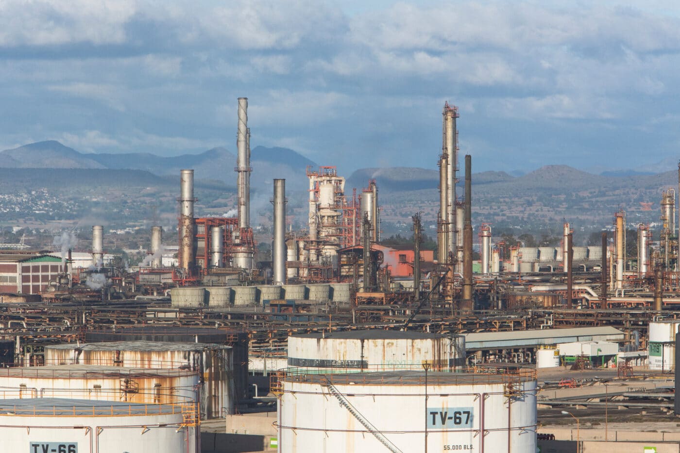 venue/architecture

Vista aérea de una refinería en México, con tanques y chimeneas. Proyectos industriales en Inmobiliare Summits, sector real estate LATAM.