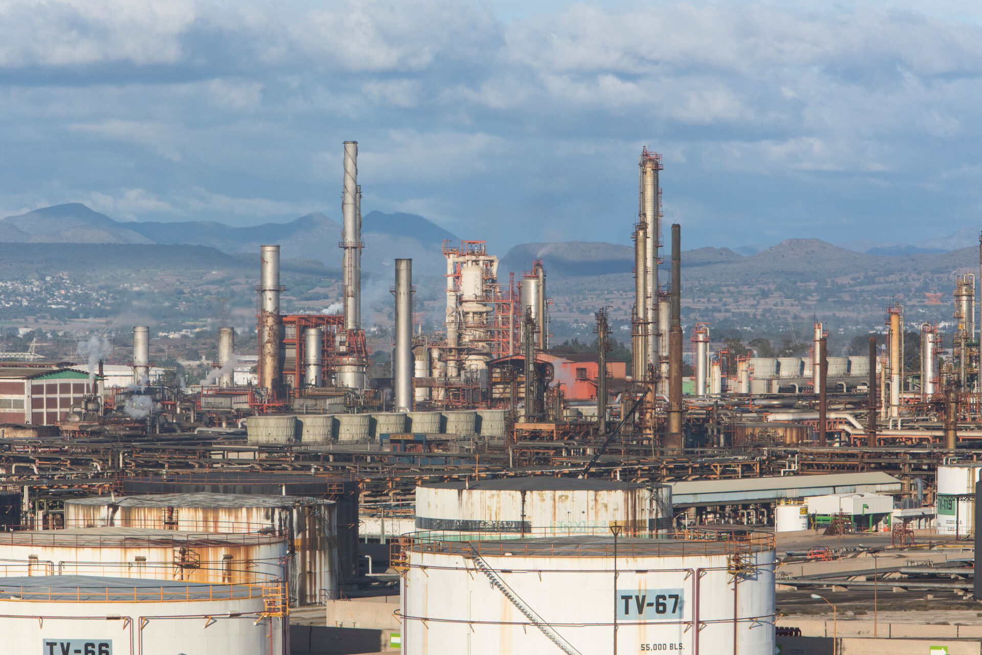 venue/architecture

Vista aérea de una refinería en México, con tanques y chimeneas. Proyectos industriales en Inmobiliare Summits, sector real estate LATAM.