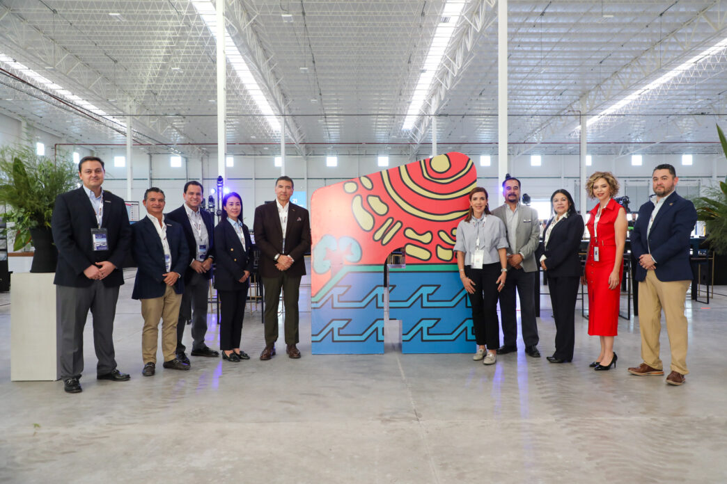 Venue/Architecture

Grupo posa para foto en Inmobiliare Summits, conferencia de real estate en Torreón, México. Evento LATAM en amplio venue.