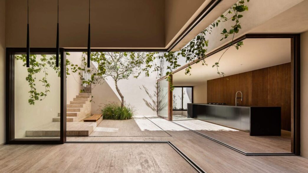 Arquitectura residencial moderna en Querétaro, México. Diseño innovador con patio interior y cocina integrada. Espacios abiertos y luz natural. #realestate