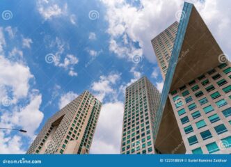 venue/architecture
Edificios modernos en ángulo contra cielo azul, posible sede de Inmobiliare Summits. Arquitectura urbana en México, LATAM.