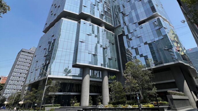 venue/architecture
Torre Diana, sede de Inmobiliare Summits, conferencia de real estate en México. Arquitectura moderna en la ciudad.