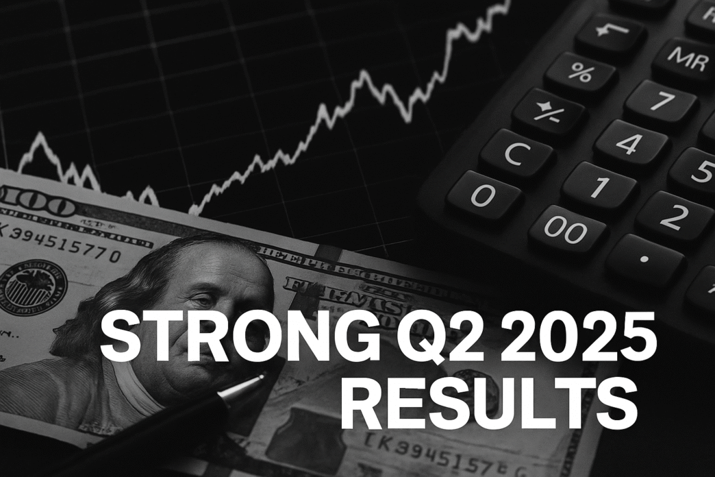 Gráfico bursátil, billete de dólar y calculadora simbolizan el impacto de TPG RE Finance Trust en el mercado de CLOs inmobiliarios. Resultados Q2 2025