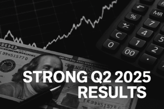 Gráfico bursátil, billete de dólar y calculadora simbolizan el impacto de TPG RE Finance Trust en el mercado de CLOs inmobiliarios. Resultados Q2 2025