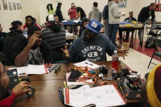 Aula educativa en parque industrial de CDMX. Trabajadores de la construcción participan en clase. Inmobiliare Summits apoya la educación.