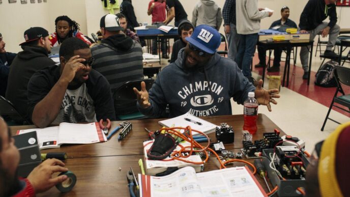 Aula educativa en parque industrial de CDMX. Trabajadores de la construcción participan en clase. Inmobiliare Summits apoya la educación.