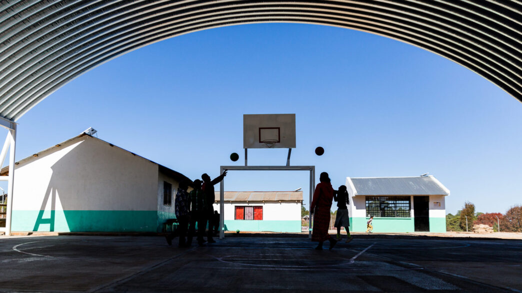 Venue/architecture

Niños juegan baloncesto en escuela de Sinaloa, México. Iniciativa de apoyo a vivienda para trabajadores de la educación. #InmobiliareSummits