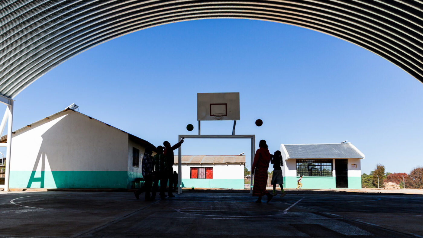 Venue/architecture

Niños juegan baloncesto en escuela de Sinaloa, México. Iniciativa de apoyo a vivienda para trabajadores de la educación. #InmobiliareSummits