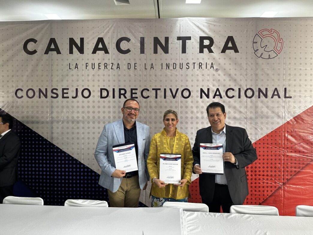 Sponsors/branding.

Panelistas en evento Inmobiliare Summits, México, muestran reconocimientos. Fondo con logo de CANACINTRA. Real estate.