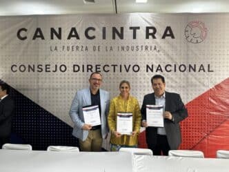 Sponsors/branding.

Panelistas en evento Inmobiliare Summits, México, muestran reconocimientos. Fondo con logo de CANACINTRA. Real estate.