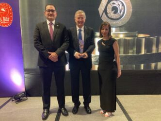 Speakers/headshot.

En Inmobiliare Summits, panelistas posan en el escenario durante la conferencia de real estate en México. Evento LATAM con patrocinadores.