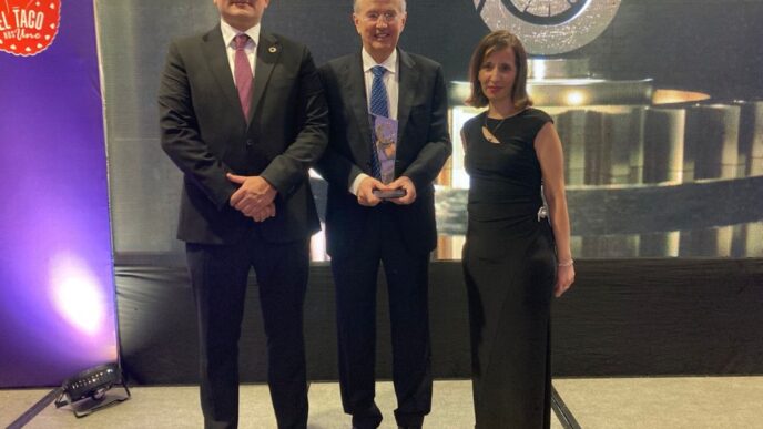 Speakers/headshot.

En Inmobiliare Summits, panelistas posan en el escenario durante la conferencia de real estate en México. Evento LATAM con patrocinadores.